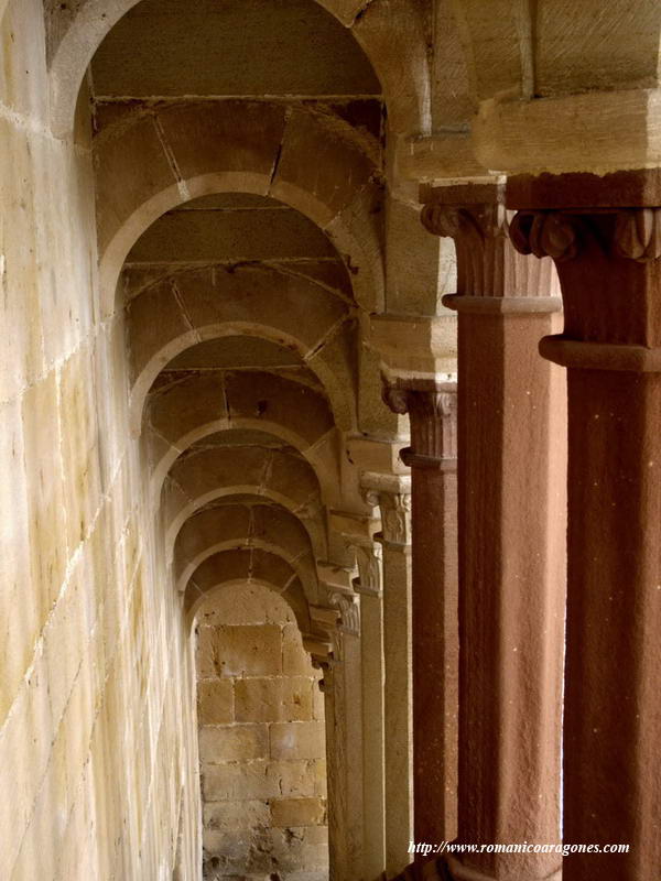 DETALLE DE LA ESCALERA DEL LECTOR